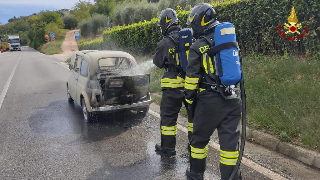 Corridonia - Auto in fiamme sulla provinciale, vigili del fuoco in azione